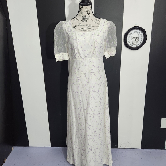 70's Vintage White and Lavender Maxi Dress - Picture 2 of 7